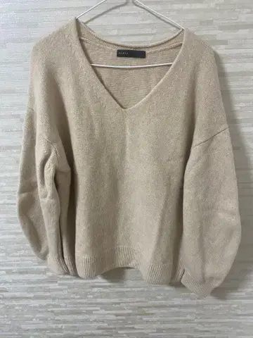 NOBLE 베이지 V넥 긴팔 캐시미어 혼방 니트