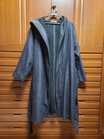[ 인기 제조사 ] 셰트와 후드 부착 롱 코트 다크 그레이