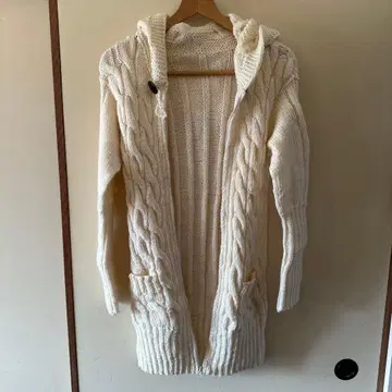아이보리 케이블 짜임 후드 부착 니트 가디건