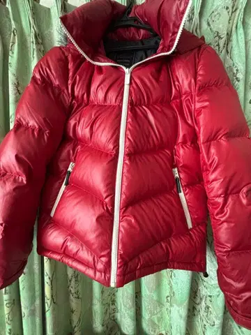 빨간색 후드 부착 다운 자켓