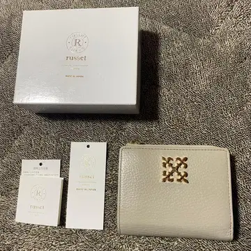 [러셋] 모노그램 플레이트 하프 월렛 그레이 베이지