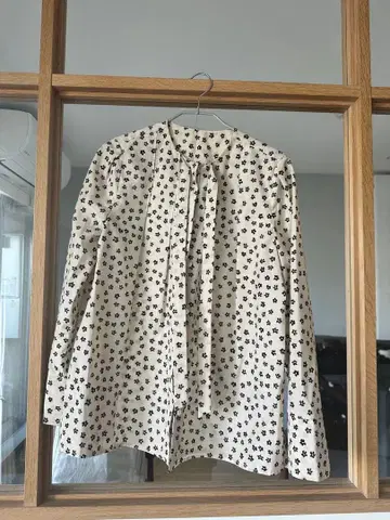 Ballsey 투모로우랜드 꽃무늬 보타이 블라우스