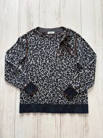 PINORE 피노레 레오파드 무늬 리본 포함 긴팔 스웨터