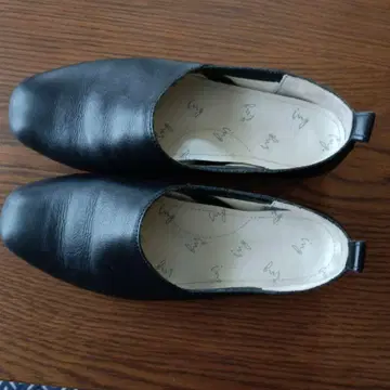 ing 블랙 가죽 플랫슈즈