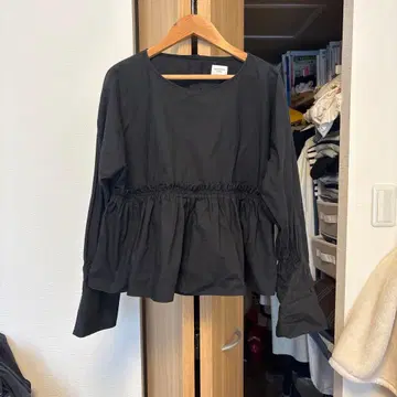 귀여워! URBAN RESEARCH DOORS 블랙 플레어 상의