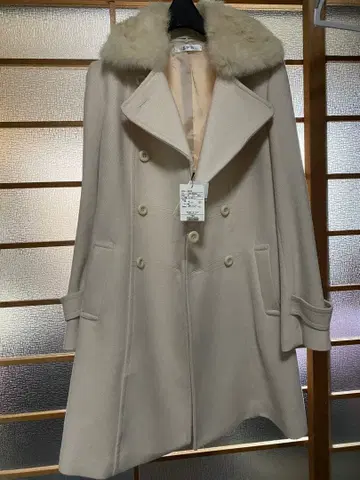 SPB 크림색 퍼 달린 더블 브레스트 코트