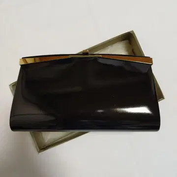 블랙 광택 클러치백 골드 금장 장식 포함
