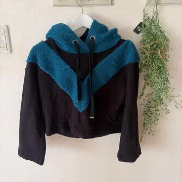 GRACE CONTINENTAl 보아 후드 부착 크롭 후드티 36