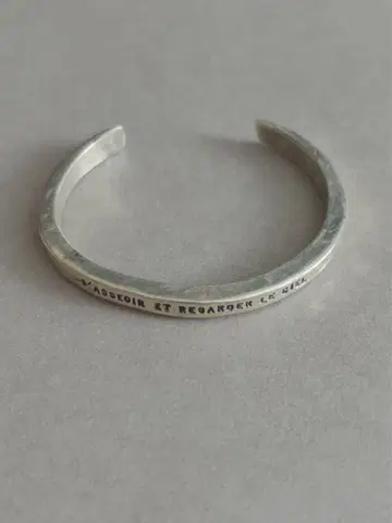 세르주 트라발 뱅글 앉아서 하늘을 올려다봐