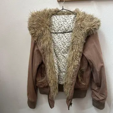 베이지 플리스 라이닝 점퍼