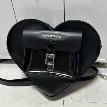 닥터마틴 하트형 숄더백 블랙