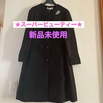 비쥬가 달린 블랙 롱 코트