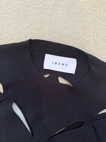IRENE 컷 아웃 디자인 긴팔 니트