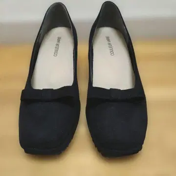 리본 포함 블랙 힐 펌프스