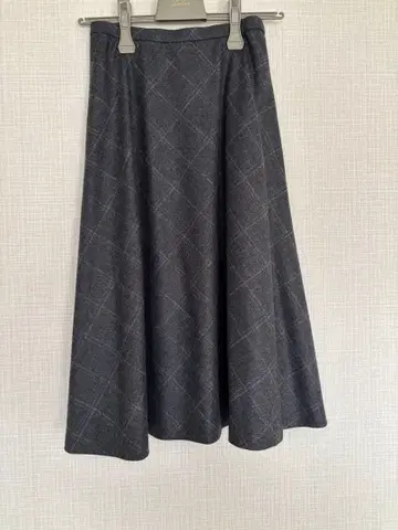 레리안 다크 그레이 체크 무늬 플레어 스커트