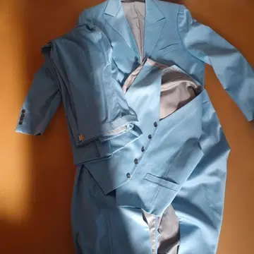 턱시도에 잘 어울리는 색상 야외 촬영용