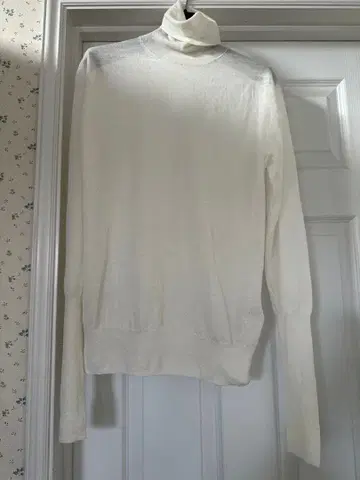 화이트 터틀넥 니트 긴팔 시어 탑