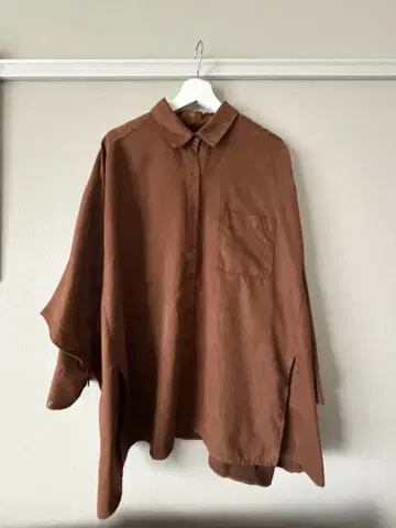 브라운 긴팔 셔츠 가슴 포켓 부착