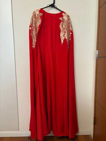 빨간색 드레스 케이프 스타일