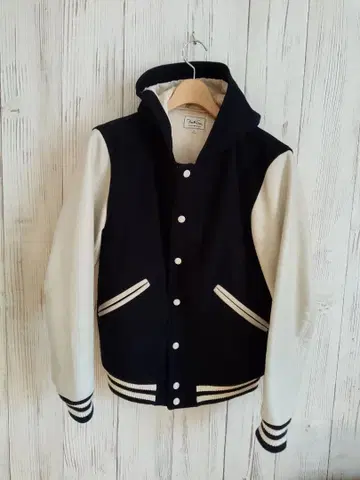 세일! Freeks Store 천연 가죽 절개 바시티 자켓