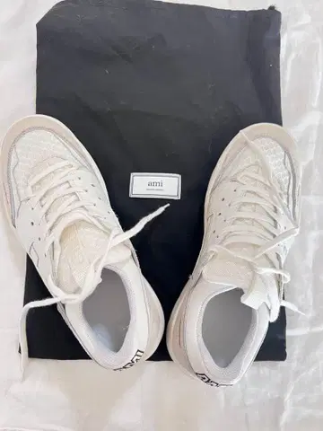 ami 화이트 스니커즈 수납 봉투 포함