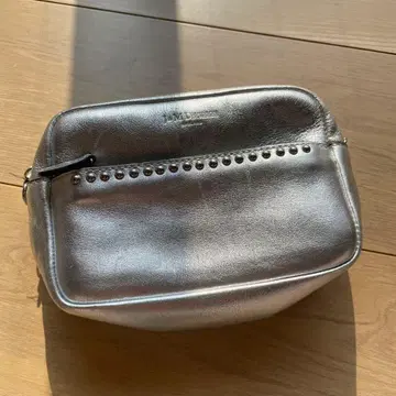 스터드 장식 실버 숄더백