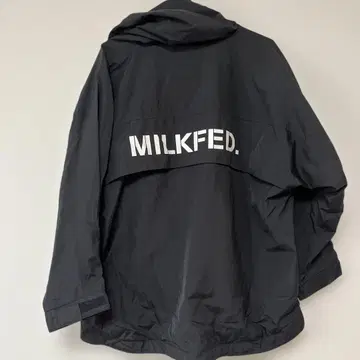 MILKFED. 블랙 윈드브레이커 S