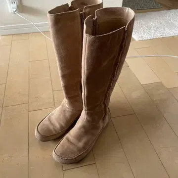 클락스 베이지 스웨이드 롱 부츠