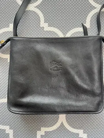 [ 새상품급 ] 일비종떼 IL BISONTE 숄더백 로고 엠보 천연 가죽