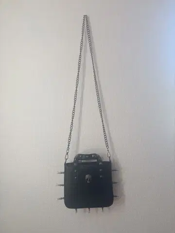 스컬 모티브 블랙 숄더백