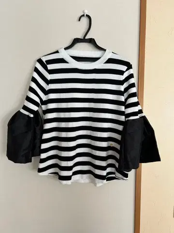 TRECODE 트레코드 스트라이프 플레어 슬리브 상의