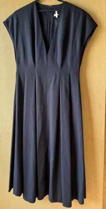 ADORE 슬리브리스 블랙 무릎 기장 원피스