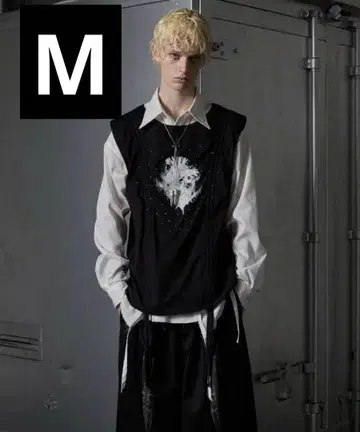 [ GRANCY ] 셔링 디자인 큐빅 그래픽 슬리브리스 T