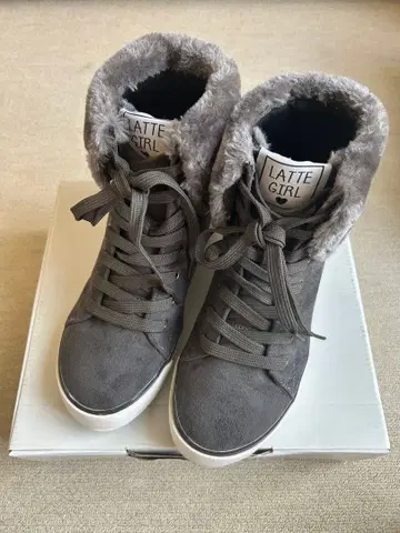 PINK LATTE 퍼 포함 스니커즈 그레이