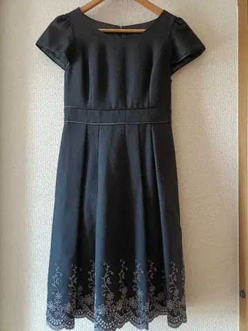 CLEAR IMPRESSION 꽃무늬 자수 울 원피스 블랙