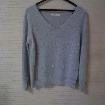 그레이 V넥 펄 장식 니트 스웨터