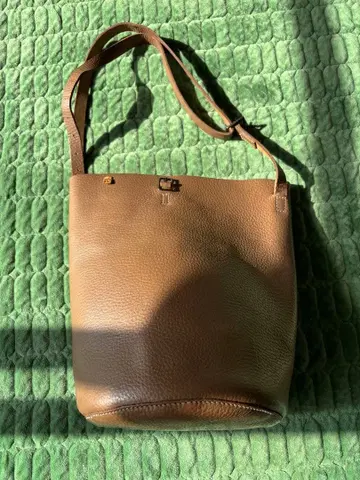 KOOS 천연 가죽 주름 가죽 양동이형 숄더백 브라워