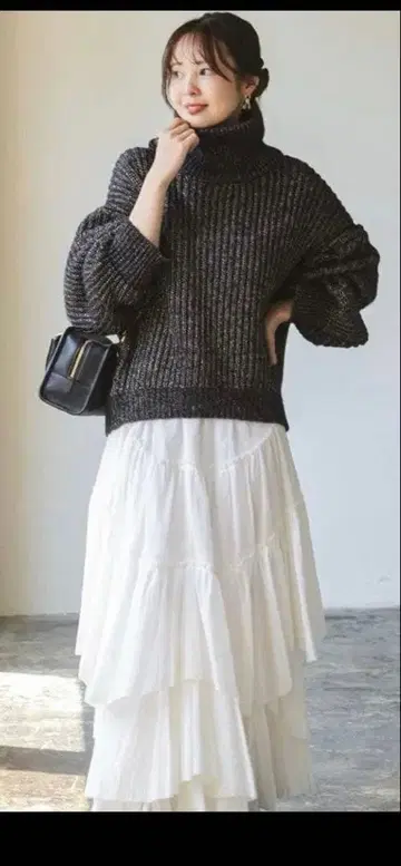 NOBLE 달브라이트 라메 편애 오버 니트 네이비