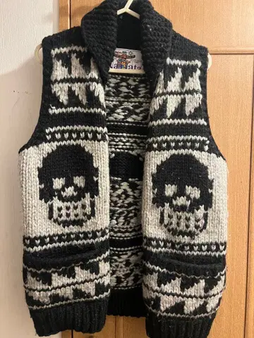 카나타 스컬 패턴 슬리브리스 베스트