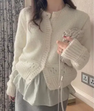 on:nue 펀칭 니트 가디건 아이보리 화이트