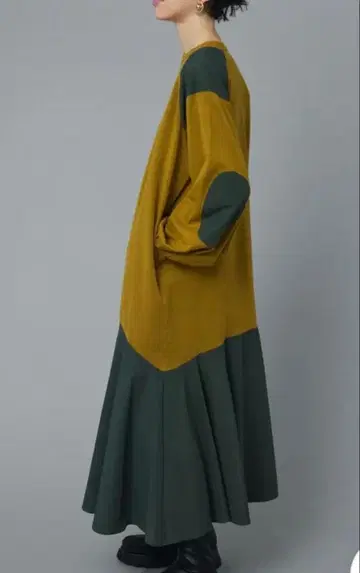 새상품급 HeRIN.CYE 엘르 패치 니트 원피스 카키 가을/겨울