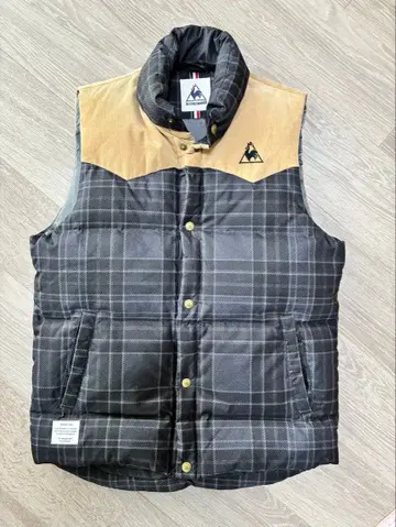 르꼬끄 다운 체크 무늬 베스트