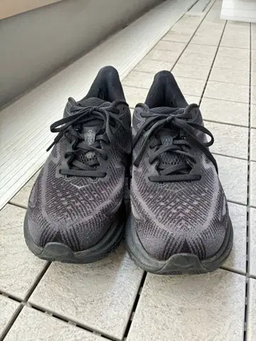 호카오네오네 클리프톤 9 와이드 올 블랙