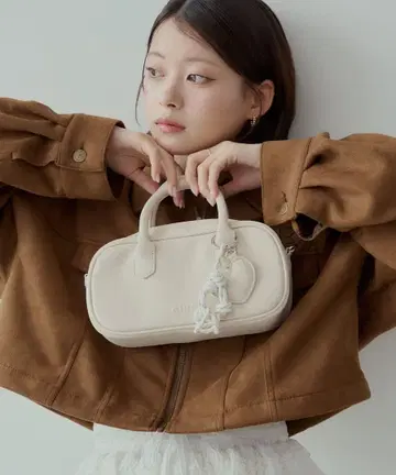 Chico 하트 참 포함 가로형 보스턴 백 숄더 백 아이보리