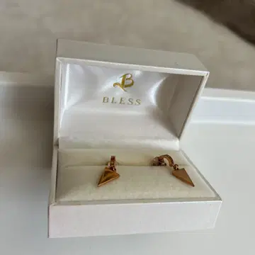 BLESS (블레스) 로즈 골드 피라미드형 삼각형 스터드 귀걸이