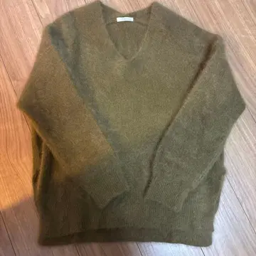 올리브 그린 V넥 긴팔 스웨터