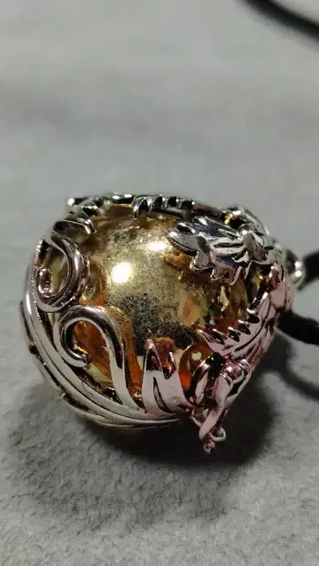 드래곤 모티브 방울 달린 목걸이 놋쇠 색상