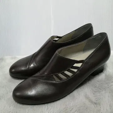 새상품급 키쿠치 타케오의 신발 브라운 23.5