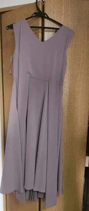 연보라 V넥 슬리브리스 드레스