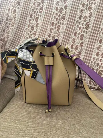 베이지와 퍼플의 버킷 백